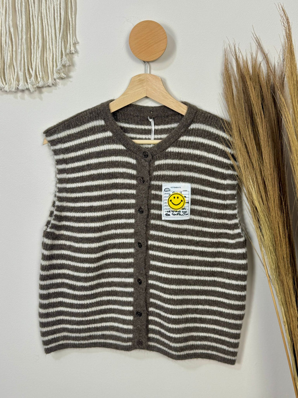 Mioni Strickweste gestreift Braun/Creme mit Smiley-Patch